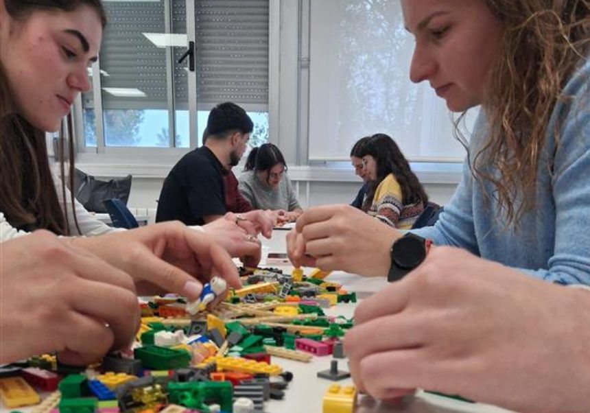 Gent construïn amb LEGO